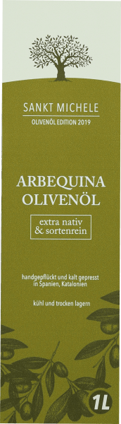 Das Extra native Arbequina Olivenöl von Sankt Michele zeigt sich in einem frischen Grün und enftaltet in der Nase ein unglaublich fruchtiges Aroma mit Anklängen von mediteranen Kräutern. Das zu 100 % sortenreine Olivenöl wird in Katalonien aus der Arbequina Olive hergestellt und hat dadurch eine sehr milden und frischen Charakter.&nbsp; Herstellung des Arbequina Olivenöls von Sankt Michele Die Arbequina Olive wächst im katalanischen Hochland in der Region Tarragona ohne den Zusatz von künstlichen Düngemitteln. Die Ernte beginnt frühestens Mitte November und endet im Januar. Der Erntezeitpunkt ist extrem wichtig dabei. Wenn zu früh geerntet wird, gelangen zu viele unreife Oliven in das Öl, welches dadurch bittere Noten bekommt. Alle Oliven werden per Hand gepflückt und umgehend gemahlen. Die Pressung erfolgt sanft und möglichst schonend.&nbsp; Speiseempfehlung zu nativen Olivenöl von Sankt Michele aus Spanien Genießen Sie das Olivenöl zu saisonalen Salaten aber auch pur zu frischem Weißbrot und einer Briese Salz ein echter Gewinn. Nährwerte pro 100 g Brennwert: 900 kcal / 3700 kJ Fette: 91,3 g - davon gesättigte Fettsäuren: 14,958 g - davon einfach unges. Fettsäuren: 73,986 - davon mehrfach ungesättigte Fettsäuren: 11,057 g Kohlenhydrate: 