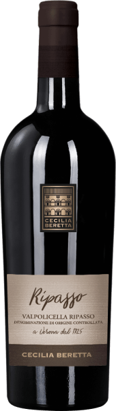 Der Valpolicella Ripasso Superiore von Cecilia Beretta strahlt im Glas in einem intensiven Rubinrot und offenbart sein wunderbares Bouquet mit den Aromen von Waldbeeren. Abgerundet werden diese fruchtigen Noten durch feine Nuancen von Unterholz und Röstaromen. Dieser Ripasso Superiore überzeugt am Gaumen mit den Eindrücken reifer Beeren und einem feinem Schmelz. Dieser kraftvolle, weiche und harmonische Wein endet in einem langen, fruchtigen Finale. Vinifikation für den Valpolicella Ripasso Superiore von Cecilia Beretta Diese Rotweincuvée wird aus den Rebsorten Corvina, Rondinella und Molinara vinifiziert. Die Trauben dafür stammen aus Venetien und wurden streng selektiert.&nbsp; Dieser Rotwein wird nach der Ripasso Superiore Methode hergestellt, dass bedeutet das die Trauben zunächst auf Trockengestellen gedörrt werden. Dies hat eine Konzentration der Aromen zur Folge. Der Ausbau für diesen italienischen Wein fand für 12 Monate in Barriquefässern statt. Speiseempfehlung für den Valpolicella Ripasso Superiore von Cecilia Beretta Genießen Sie diesen trockenen Rotwein zu Entenkeule mit Orangensauce und Couscos oder zu einem Western-Steak mit Kartoffelrösti.