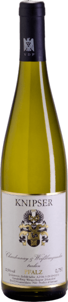 Herausragende Weine von einem Spitzenweingut. Heimische Rebsorten treffen bei den Weinen von Weingut Knipser auf internationale Rebsorten. Mal werden die Rebsorten ganz für sich alleine interpretiert, wie bei dem Riesling, Grauburgunder und Sauvignon Blanc. Oder auch gemeinsam in der Rosé-Cuvée Clarette sowie bei dem Zusammenspiel von Chardonnay und Weißburgunder. Nicht umsonst hat Gault-Millau das Weingut Knipser als bestes Weingut der Pfalz ausgezeichnet –auch auf nationaler Ebene nimmt dieses Weingut eine Topplatzierung ein. Überzeugen Sie sich am besten mit unserem 5er Kennenlernpaket – Weine von Weingut Knipser selbst. Das Weingut Knipser Kennenlernpaket beinhaltet: 1 Flasche:&nbsp;Laumersheimer Kapellenberg Riesling&nbsp;(trocken - 12,3 Vol%) 1 Flasche:&nbsp;Clarette Rosé&nbsp;(trocken - 11,9 Vol%) 1 Flasche:&nbsp;Chardonnay & Weißburgunder&nbsp;(trocken - 12,6 Vol%) 1 Flasche:&nbsp;Grauburgunder&nbsp;(trocken - 12,4 Vol%) 1 Flasche:&nbsp;Sauvignon Blanc&nbsp;(trocken - 11,9 Vol%) 1 kostenlosen VINELLO.weinausgießer 