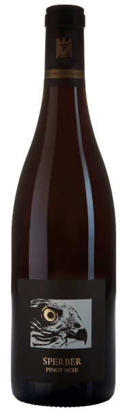 Der elegante Sperber Pinot Noir Henkenberg Großes Gewächs Salwey fließt mit leuchtendem Hellrot ins Glas. Neigt man das Glas etwas, ist an den Rändern dieses fassgereiften Weins ein Übergang der Weinfarbe in Richtung Granatrot erkennbar. Gibt man ihm im Glas durch Schwenken etwas Luft, so kann man bei diesem Rotwein eine perfekte Balance wahrnehmen, denn er zeichnet sich an den Glaswänden weder wässrig noch sirup- oder likörartig ab. Im Bouquet dieses Rotweins aus der Region Baden vernehmen wir Noten von allerlei roten und schwarzen Beerenfrüchten, ergänzt um würzige Nuancen. Dieser Wein begeistert durch sein elegant trockenes Geschmacksbild. Er wurde mit außergewöhnlich wenig Restzucker auf die Flasche gebracht. Wie man es natürlich bei einem Wein Icon-Wein Segment erwarten kann, so verzückt dieser Deutsche Wein natürlich bei aller Trockenheit mit feinster Balance. Geschmack benötigt eben nicht unbedingt Restzucker. Das Finale dieses gut reifungsfähigen Rotwein aus der Weinbauregion Baden, genauer gesagt aus Oberrotweil, begeistert schließlich mit schönem Nachhall. Vinifikation des Sperber Pinot Noir Henkenberg Großes Gewächs von Salwey Dieser balancierte Rotwein aus Deutschland wird aus der Rebsorte Pinot Noir hergestellt. Nach der Handlese gelangen die Weintrauben zügig in die Kellerei. Hier werden sie selektiert und behutsam aufgebrochen. Es folgt die Gärung im kleinen Holz bei kontrollierten Temperaturen. Nach dem Ende der Gärung wird der Sperber Pinot Noir Henkenberg Großes Gewächs noch für einige Monate in Barriques aus Eichenholz ausgebaut. Speiseempfehlung zum Salwey Sperber Pinot Noir Henkenberg Großes Gewächs Dieser Rotwein aus Deutschland sollte am besten temperiert bei 15 - 18°C genossen werden. Er passt perfekt als Begleiter zu pikantes Curry mit Lamm, gefüllte Paprikaschoten oder gebratene Kalbsleber mit Äpfeln, Zwiebeln und Balsamessigsauce.