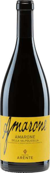 Der Amarone della Valpolicella von Costa Arènte ist ein körperreicher, ausdrucksstarker Rotwein aus Italien und wird aus Corvina (50%), Corvinone (20%), Rondinella (15%) und weiteren roten Rebsorten (15%) vinifiziert.&nbsp; Die Farbe im Glas erinnert an einen strahlenden Rubin mit purpurnen Reflexen. Das Bouquet überzeugt die Nase mit seinen kräftigen, vielschichtigen Aromen - sehr präsent sind rote und schwarze Früchte (Sauerkirsche, schwarze Johannisbeere und Himbeeren) - untermalt von würzigen Anklängen nach Lakritz, Tabak und schwarzem Pfeffer. Dieser italienische Rotwein besitzt am Gaumen eine wundervolle Eleganz, in der sich die fruchtig-beerigen Aromen der Nase widerspiegeln. Hinzukommen Noten nach Pflaume und Vanille. Die frische, ausgewogene Säure harmoniert perfekt mit den festen Tannine. Das konzentrierte Finale wartet mit einer anhaltenden Länge auf. Vinifikation des&nbsp;Costa Arènte&nbsp;Amarone Die von Hand gelesenen Trauben wachsen in Hanglage auf Mergelböden aus kalkhaltigem Felsgestein der Dolomiten in italienischen Anbaugebiet Venetien -&nbsp;D.O.C.G. Amarone della Valpolicella.&nbsp; Nach der sehr sorgsamen Lese und sorgfältigen Selektion des Traubenguts wird dieses in die Weinkellerei von&nbsp;Costa Arènte gebracht. Dort werden die Trauben sanft gepresst und die daraus entstandene Maische temperaturkontrolliert in Edelstahltanks vergoren. Für die wunderbare Aromenvielfalt, die dichte Farbe und die feste Tanninstruktur sorgt der 36-monatige Ausbau im großen Holzfass (25 hl und 5 hl). Speiseempfehlung für den Amarone della Valpolicella Costa Arènte Dieser trockene Rotwein aus Italien ist ein wundervoller Solist, der vor Genuss dekantiert werden sollte. Aber auch zu Hirschbraten, Rehrücken oder Wildschweinragout ist dieser Wein ein toller Speisebegleiter.&nbsp; Auszeichnungen für den&nbsp;Amarone von Costa Arènte Mundus Vini: Gold für 2013