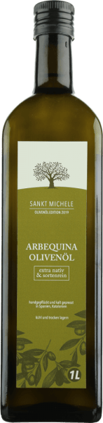 Das Extra native Arbequina Olivenöl von Sankt Michele zeigt sich in einem frischen Grün und enftaltet in der Nase ein unglaublich fruchtiges Aroma mit Anklängen von mediteranen Kräutern. Das zu 100 % sortenreine Olivenöl wird in Katalonien aus der Arbequina Olive hergestellt und hat dadurch eine sehr milden und frischen Charakter.&nbsp; Herstellung des Arbequina Olivenöls von Sankt Michele Die Arbequina Olive wächst im katalanischen Hochland in der Region Tarragona ohne den Zusatz von künstlichen Düngemitteln. Die Ernte beginnt frühestens Mitte November und endet im Januar. Der Erntezeitpunkt ist extrem wichtig dabei. Wenn zu früh geerntet wird, gelangen zu viele unreife Oliven in das Öl, welches dadurch bittere Noten bekommt. Alle Oliven werden per Hand gepflückt und umgehend gemahlen. Die Pressung erfolgt sanft und möglichst schonend.&nbsp; Speiseempfehlung zu nativen Olivenöl von Sankt Michele aus Spanien Genießen Sie das Olivenöl zu saisonalen Salaten aber auch pur zu frischem Weißbrot und einer Briese Salz ein echter Gewinn. Nährwerte pro 100 g Brennwert: 900 kcal / 3700 kJ Fette: 91,3 g - davon gesättigte Fettsäuren: 14,958 g - davon einfach unges. Fettsäuren: 73,986 - davon mehrfach ungesättigte Fettsäuren: 11,057 g Kohlenhydrate: 