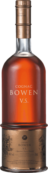 Beim Schwenken des Weinglases In ein Sherryglas / Nosingglas eingegossen, offenbart dieser Wein aus Frankreich herrlich ausdrucksstarke Aromen nach Birne, Nashi-Birne, Apfel und Quitte, abgerundet von Krokant, schwarzem Tee und Lebkuchen-Gewürz, die der Fassausbau beisteuert. Der Cognac Bowen Cognac VS offenbart uns auf der Zunge einen unglaublich fruchtigen Geschmack, was natürlich auch auf sein restsüßes Profil zurückzuführen ist. Am Gaumen präsentiert sich die Textur dieses druckvollen wunderbar seidig. Vinifikation des Cognac Bowen Cognac VS Basis für die erstklassige und wunderbar kraftvolle Cuvée Cognac VS von Cognac Bowen sind Colombard, Picpoul und Ugni Blanc Trauben. Speiseempfehlung für den Cognac VS von Cognac Bowen Dieser Franzose sollte am besten temperiert bei 15 - 18°C genossen werden. Er passt perfekt als Begleiter zu 