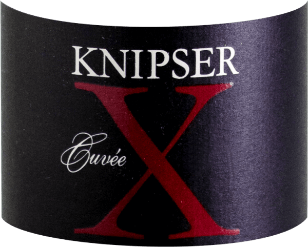 Die Cuvée X aus dem Hause Knipser ist ein Rotwein von monumentaler Größe, der so nur noch am Atlantik in Frankreich zu finden ist. Wahrscheinlich der einzige deutsche Rotwein, der es mit den Gewächsen aus Pauillac, Margaux und Pomerol aufnehmen kann. Die Knipser Brüder wussten genau, dass Sie dieser aus verschiedenen Cabernetsorten und Merlot gekelterten Wein, im Stile eines Bordeaux, in die Wein-Topliga befördern wird. Ins Glas kommt die Knipser Cuvée X mit dichter rubinroter Farbe und purpurnen Reflexen. Die Nase offenbart ungeahnte Kraft gepaart mit einer herb-dunklen Frucht und eine Vielzahl an würzigen Aromen wie Zigarrenkiste, Kaffee, Tabak und Gewürzen neben vielerlei roten Früchten. Am Gaumen begeistert diese Spitzen-Cuvée von Knisper vollends durch nie enden wollende Länge, eine vitale Fruchtsäure und stimmige Tannine. Vinifikation der Knipser Cuvée X Der Ausbau dieser Cuvée basiert ausschließlich auf solidester Handwerkskunst, gepaart mit einzigartigen klimatischen Verhältnissen und einem Untergrund, fast wie im Bordeaux. Kontrolliertes Nichtstun im Keller bringt das beste Resultat ins Glas. Allen Rebsorten ist zu Eigen, dass sie auf Kalksteinböden wachsen und die Trauben vor dem Einmaischen entrappt, also vom Stielgerüst getrennt werden. So entsteht ein besonders feines Tanningerüst. Der Ausbau in Barriques aus französischer Eiche von 225 Liter Fassungsvermögen, mit einer Reife von bis zu 24 Monaten vor der Füllung, ergeben langlebige und intensiv duftige Weine. Den größten Teil der Cuvée X macht dabei der Cabernet Sauvignon aus, der ca. 45% in der Assemblage ausmacht. Etwa 33% sind Merlot, ergänzt um 22% Cabernet Franc. Speiseempfehlung für die Cuvée X von Knipser Am besten genießen Sie diesen Pfälzer Stern am Weinhimmel an einer feierlich gedeckten Tafel, zu Schmorbacken vom Kalb oder einer im Ofen gegarten Lammkeule mit mediterranem Gemüse und einer kräftigen Jus. Auch vor kurzgebratenem, wie Entrecote oder Filet braucht sich dieses Kraftpaket nicht verstecken. Prämierungen für die Knipser Cuvée X Eichelmann: 91 Punkte für 2014 (Top 10 Deutschland) Vinum: 90 Punkte für 2014 "Knipsers Cuvée X, in manchen Jahren auch XR, sucht ihresgleichen in Deutschland: dicht, satt, tiefgründig."&nbsp;- Gault Millau Weinguide 2018 "Cuvée X, einer der legendärsten Cabernet dominierten Weine Deutschlands" - Vinum