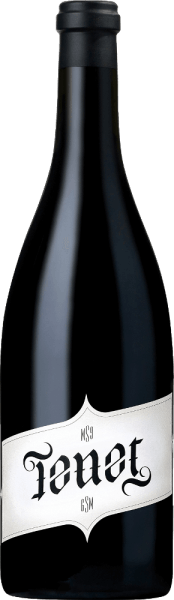 Der Tenet GSM von Chateau Ste. Michelle ist ein gemeinschaftliches Projekt der drei Winemaker Bob Bertheau (Chateau Ste Michelle), Michel Gassier und Philippe Cambie (beide Rhône). Dieser Rotwein ist eine komplexe, herausragende und ausgezeichnete Cuvée aus den Rebsorten Grenache (40%), Syrah (35%) und Mourvèdre (25%). Im Glas präsentiert sich dieser Wein in einem tiefen Purpurrot mit bläulich schimmernden Glanzlichtern. Das aromatisch intensive Bouquet offenbart ausdrucksvolle Aromen nach süß gereiften Beerenfrüchten - Walderdbeeren, Himbeeren, Brombeeren und Blaubeeren, zusammen mit saftigen Schwarzkirschen. Dazu gesellen sich würzige Noten nach Lakritz, Pfeffer, Lebkuchengewürz und feine blumige Anklänge. Der Gaumen wird bei diesem amerikanischen Rotwein von einer samtweichen Textur und einem vollmundigen, vielschichtigen Körper umhüllt. Die lebendige Fruchtfülle harmoniert perfekt mit der Würze des Bouquets - untermalt von dezenten Anklängen an Rauch und schwarzen Oliven. Das Tannin ist herrlich kraftvoll und saftig, welches diesem Rotwein eine exzellente Länge und hervorragendes Potential verleiht. Das sehr lange Finale überzeugt mit einer sinnlichen, konzentrierten und fokussierten Persönlichkeit. Vinifikation des Ste. Michelle Syrah Tenet GSM Nach der Lese der optimal gereiften Trauben wird das Lesegut umgehend in die Weinkellerei von Chateau Ste. Michelle gebracht. Dort werden ein Drittel der Beeren mit den Stielen vergoren - zwei Drittel werden vollständig entrappt. Anschließend wird die Maische in Edelstahltanks vergoren. Nach abgeschlossenem Gärprozess verbleiben etwa 50% dieses Weins auf der Maische. Ist die Maischestandzeit und die alkoholische Gärung abgeschlossen folgt der Holzausbau. Zunächst wird der gesamte Wein in Fässern aus französischer Eiche (Mehrfachbelegung) ausgebaut. Danach wird dieser Rotwein umgelegt und 14% ruhen in Fässern mit einem Volumen von 500 Liter. Die übrigen 86% reifen in Barriques aus französischer Eiche. Der gesamte Holzausbau beträgt insgesamt 12 Monate. Speiseempfehlung für den Tenet GSM Ste. Michelle Dieser trockene Rotwein aus den USA ist ein toller Speisebegleiter zu Rinderbraten mit mediterranen Kräutern, Lammkaree mit Schwenkkartoffeln, Ente aus dem Ofen mit Lebkuchensauce oder auch zu gereiften Hart- und Weichkäsesorten. Auszeichnungen für den Tenet GSM Wine Spectator: 90 Punkte für 2014 Robert M. Parker - The Wine Advocate: 95 Punkte für 2014 