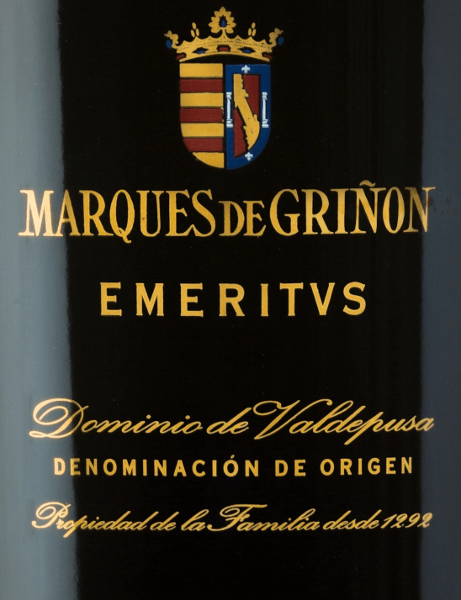 Der Emeritus&nbsp;Dominio de Valdepusa von Marques de Grinon&nbsp;ist eine ausdrucksstarke, komplexe Rotwein-Cuvée aus den Rebsorten Cabernet Sauvignon (83%), Petit Verdot (11%) und Syrah (6%).&nbsp; Im Glas leuchtet dieser spanische Wein in einem&nbsp;dunklen Rubinrot mit leichten violetten Reflexen. Das intensive und komplexe Bouquet zeigt vielschichtige Aromen von dunklen roten und schwarzen Waldbeeren, ergänzt um Minze, feines Zedernholz, wilde Rosen, Gewürznelken, Lavendel und Paprika. Am Gaumen offenbart sich diese Cuvée als ein spektakulärer und außergewöhnlicher Wein von enormer Länge. Vinifikation des&nbsp;Marques de Grinon&nbsp;Emeritus&nbsp; Die Trauben wachsen in der spanischen Anbauregion D.O.&nbsp;Dominio de Valdepusa an 5 Jahre alten Rebstöcken. Die Böden sind reichhaltig an Kalk und Lehm. Der Lesezeitrum beginnt Mitte September und geht bis Mitte Oktober. Die Trauben werden sorgsam von Hand gelesen und streng selektiert. Das Traubengut wird im Weinkeller von&nbsp;Marques de Grinon sanft gepresst. Die daraus entstandene Maische wird daraufhin in Edelstahltanks temperaturkontrolliert vergoren. Abgerundet wird dieser spanische Rotwein für insgesamt 24 Monate in Holzfässern aus französischer Eiche.&nbsp; Speiseempfehlung für den&nbsp;Emeritus&nbsp;Dominio de Valdepusa Marques de Grinon Genießen Sie diesen trockenen Rotwein aus Spanien zu Wildgerichten - insbesondere zu Hirschbraten oder Rehrücken mit Preiselbeeren. Diesen Rotwein aus dem Pago Dominio de Valdpusa sollten Sie frühzeitig vor dem Genuss dekantieren. Auszeichnungen für den&nbsp;Emeritus&nbsp;Marques de Grinon Vinous: 92 Punkte für 2011 Guìa Peñìn: 94 Punkte für 2011 Wine Enthusiast: 92 Punkte für 2011 